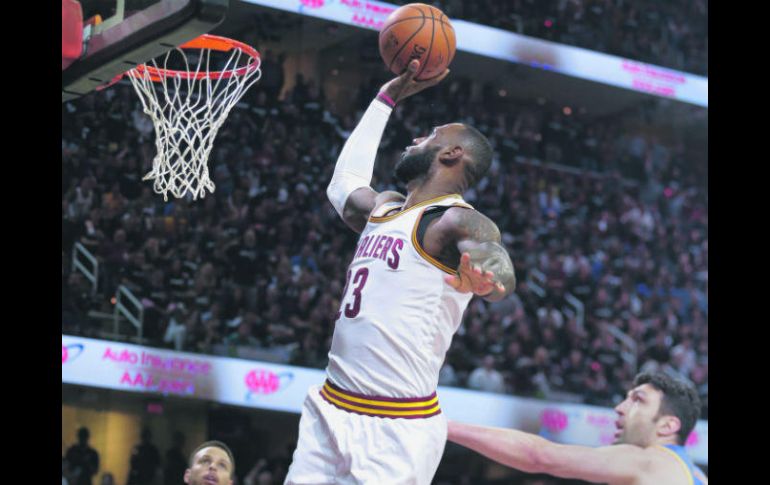 Su majestad. El astro LeBron James se eleva para clavar el balón y conseguir dos de los 31 puntos que convirtió ayer. AP /