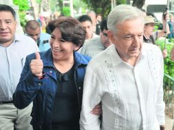 Recurso. Delfina Gómez acompaña a Andrés Manuel López Obrador a fijar la postura sobre lo sucedido el domingo pasado. AFP /