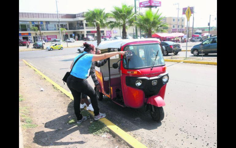 Aviso. Rubí, propietaria del mototaxi, reconviene al chofer para que evite circular por avenidas principales. EL INFORMADOR /