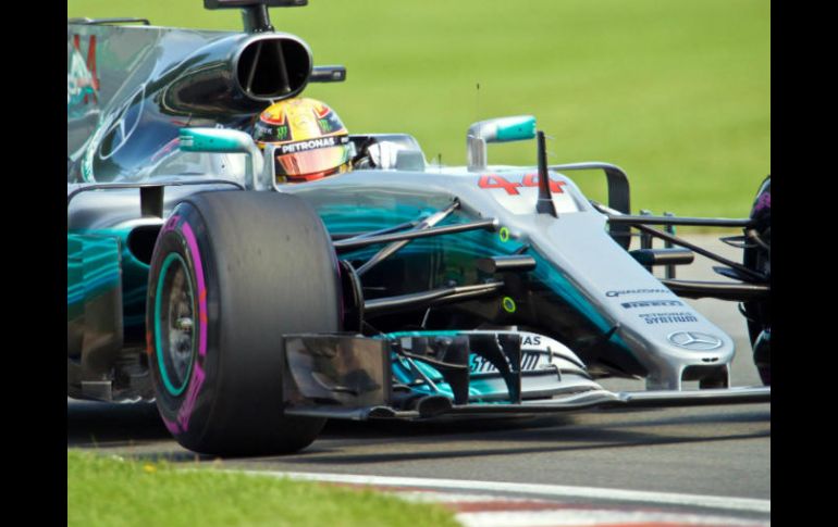 Lewis se impuso al alemán Vettel y al finlandés Bottas, que le seguirán en el orden de salida de la carrera de mañana. EFE / A. Pichette