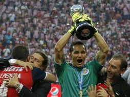El guardameta ofreció los guantes y la camiseta con que se coronó campeón con Chivas. MEXSPORT / ARCHIVO