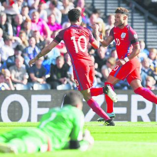 Inglaterra sigue líder