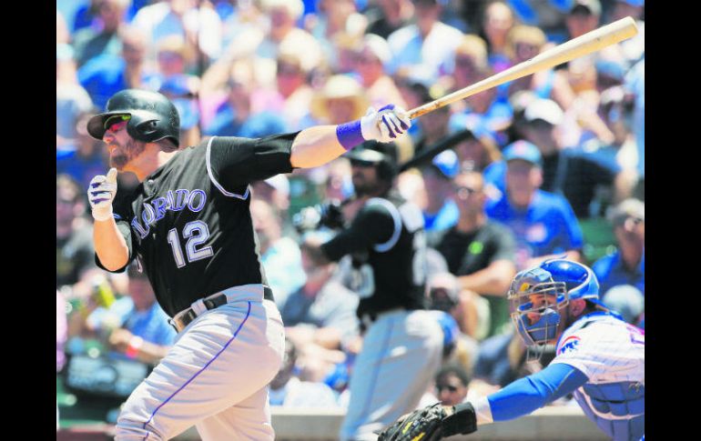 Mark Reynolds (#12) conectó su cuadrangular número 17 de la temporada, ayudando a que los Rockies consoliden el mejor récord. AP / N. Yuh