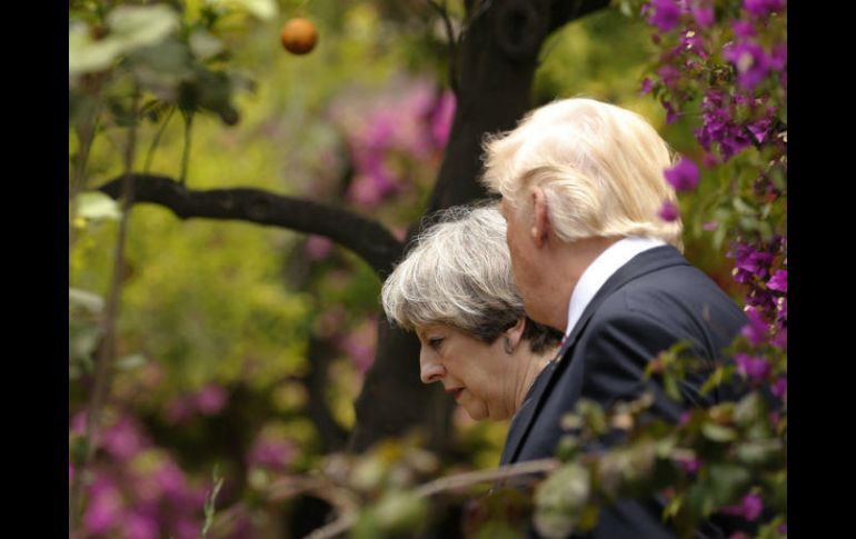 Según la fuente citada por The Guardian, Theresa May  se mostró sorprendida por la decisión de Donald Trump. AP / ARCHIVO