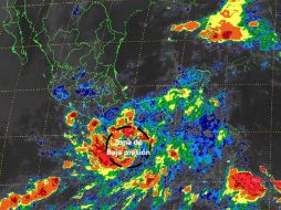 El fenómeno está localizado a 200 kilómetros al sur-sureste de Salina Cruz y 230 al sureste de Bahías de Huatulco, Oaxaca. ESPECIAL / smn.cna.gob.mx