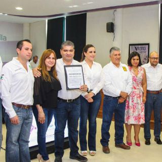 Entregan a Riquelme constancia de mayoría en Coahuila