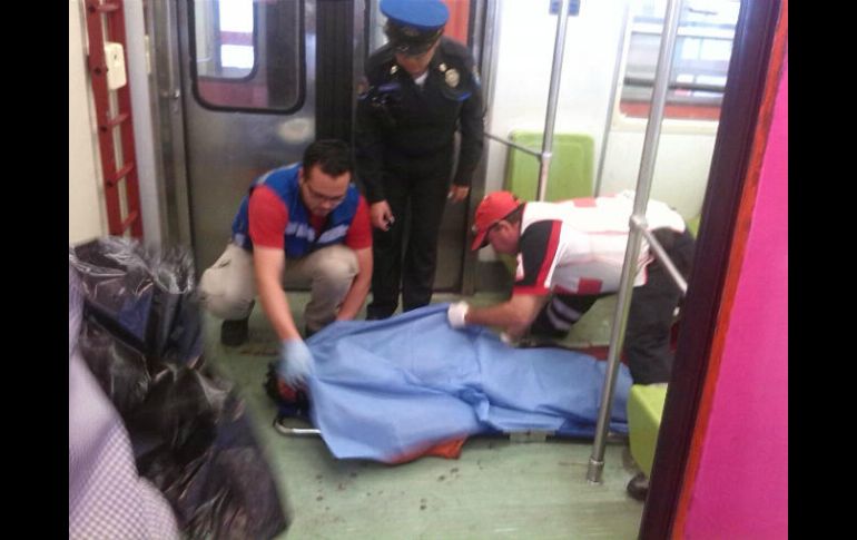 Paramédicos cubren el cuerpo de la víctima. TWITTER / @tultitlanEdoMex