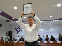 Este domingo, el IEC entregó constancia de mayoría a Riquelme (PRI) y le declara gobernador electo. EFE / M. Sierra