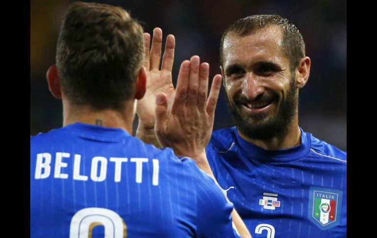 Andrea Belotti cn Giorgio Chiellini después de anotar uno de los goles italianos. AFP / M. Bertorello