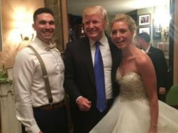 Trump posó para fotografías con los recién casados y recibió una respuesta mayormente positiva de los invitados. INSTAGRAM / lauramp11