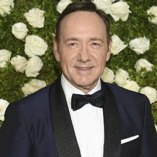 Famosas desfilan por alfombra roja de los Tony 2017