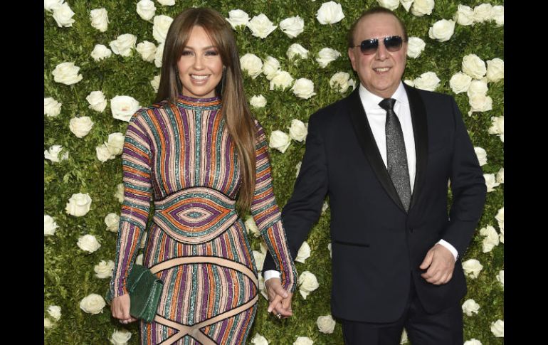 Thalía posó junto a su esposo, el empresario musical Tommy Mottola. AP / E. Agostini