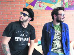 De visita. Denis Ramos y Emiliano Brancciari posan en entrevista con esta casa editorial realizada en un hotel de Guadalajara. EL INFORMADOR / G. Gallo