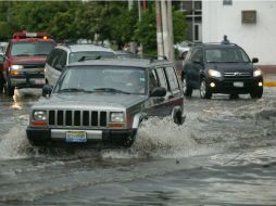 Es mejor no cruzar una calle donde el agua supera el nivel de la banqueta. EL INFORMADOR / ARCHIVO