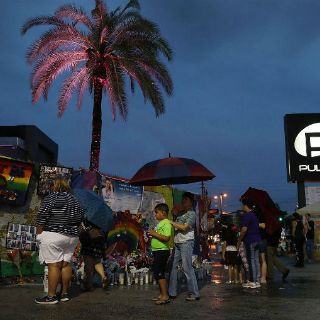 Honran a las víctimas del club Pulse un año después de la matanza