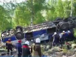 El autobús volcó por razones que se desconocen y cayó desde una altura de 30 metros. ESPECIAL /
