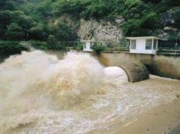 Autoridades desfogan presas como medida de prevención ante la depresión tropical 3-E. TWITTER / @CEPCO_GobOax