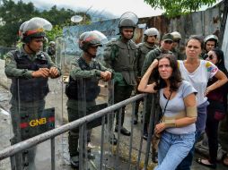 El fallo se produce al tiempo que comenzaban a concentrarse decenas de manifestantes para exigir la anulación del proceso. AFP / L. Robayo