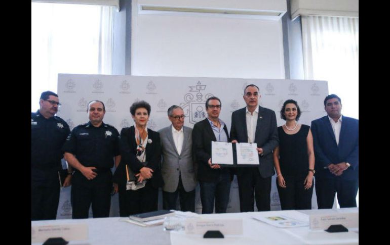 El Ayuntamiento tapatío y el Consejo Ciudadano de Seguridad firman convenio para la creación de la aplicación. TWITTER / @GuadalajaraGob