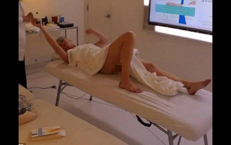 Al levantar la espalda para mover su micrófono, deja ver su figura. ESPECIAL / dailymail.co.uk