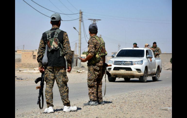 Soldados vigilan una carretera durante los enfrentamientos entre el Estado Islámico y las Fuerzas de Siria Democrática en Al Raqa. EFE / Y. Rabbie
