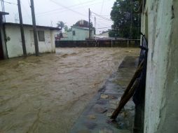 Vista de una calle inundada hoy en la ciudad de Salina Cruz, Oaxaca, debido a las intensas lluvias ocasionadas por 'Calvin'. EFE / P. Rasgado