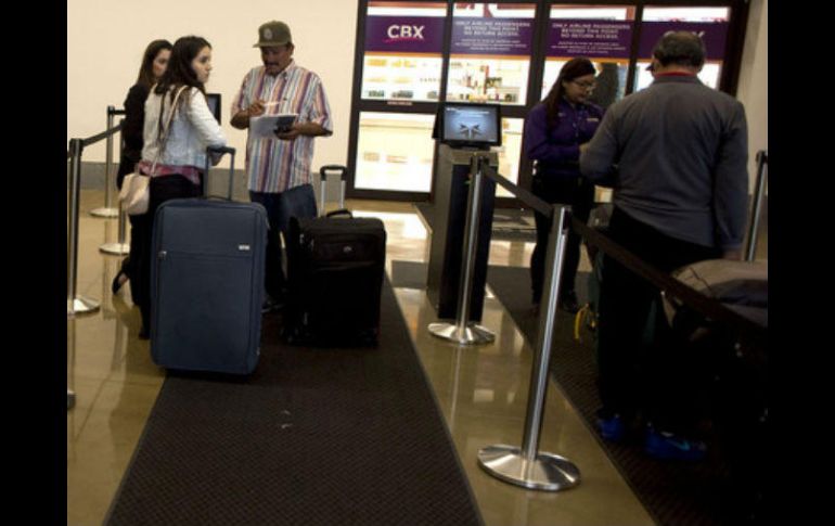 Con el pago electrónico, el tránsito de los pasajeros por las aduanas del país es más fácil y más práctico y se da mayor transparencia. EFE / ARCHIVO