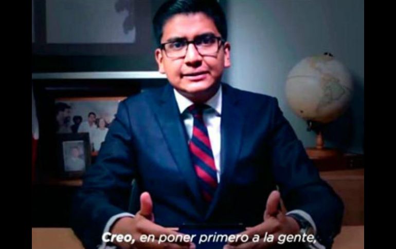 El tlaxcalteño incluso imita la postura, la música, los subtítulos y el escenario del video original de Netflix. FACEBOOK / Miguel Ángel Covarrubias