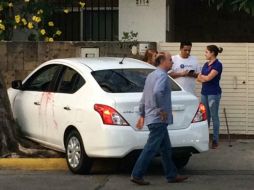 El auto donde estaba una de las víctimas quedó subido a la banqueta. ESPECIAL /
