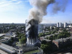Una columna de humo cubre la Torre Grenfell en Lancaster West Estate en Londres. EFE / A. Rain