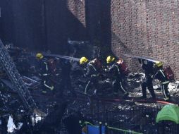 Miembros de los servicios de emergencias trabajan en los alrededores del edificio afectado. EFE / F. Arrizabalaga