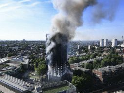 El bloque afectado, donde los bomberos prosiguen sus labores de rescate, está situado en North Kensington. EFE / A. Rain