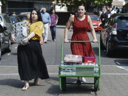 Voluntarias llevan agua y comida a los afectados por el incendio declarado en la Torre Grenfell. EFE / A. Rain