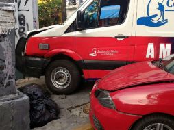 A su paso, la ambulancia chocó contra un auto compacto rojo. ESPECIAL /