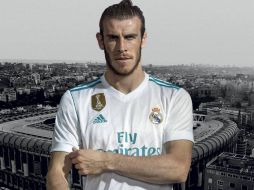 La playera de local respeta el color blanco, pero resalta el color azul cielo en las franjas y detalles. ESPECIAL / realmadrid.com