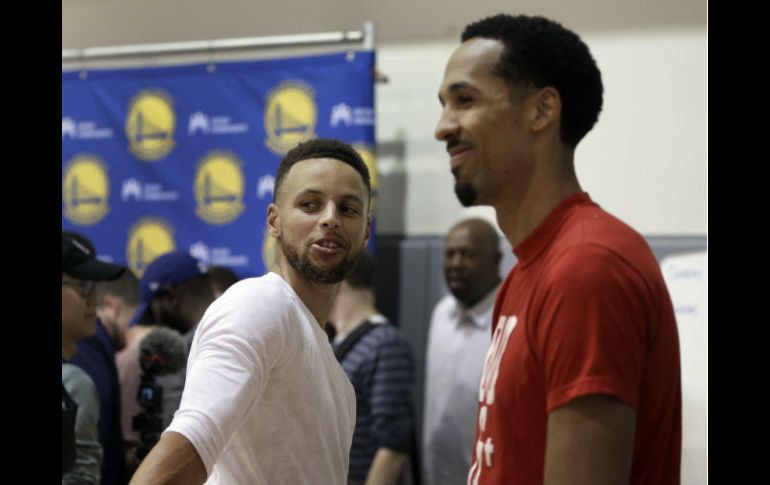 Stephen Curry lideró a los Warriors hacia el campeonato de la NBA por segunda ocasión, ambas contra los Cavaliers de Cleveland. AP / B. Margot