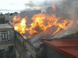 Bomberos laboran en la zona para sofocar el fuego. TWITTER / @SPCCDMX