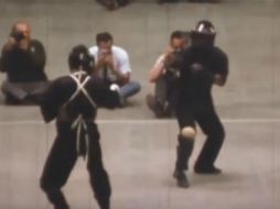 Es el único combate oficial en el que se haya grabado a Bruce Lee con equipo de protección para pelear. YOUTUBE /  Joan Zeroz