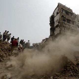 Rebeldes en Yemen disparan misil a barco de Emiratos Árabes