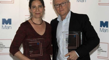 David Grossman posa junto a la traductora Jessica Cohen (i), después de ser anunciado como ganador del Man Booker. EFE / W. Oliver