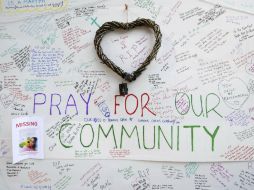 Transeúntes han dejado mensajes de condolencia junto a la Grenfell Tower, donde se originó el incendio. EFE / A. Rain