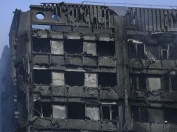 Vista de los daños causados por el incendio declarado en la Torre Grenfell en Lancaster West Estate en Londres. EFE / F. Arrizabalaga