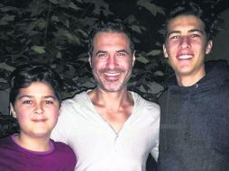 Gabriel Reyes se muestra orgullos de sus hijos. ESPECIAL /