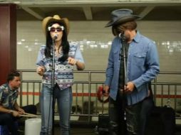 Decenas de usuarios del metro se congregaron a su alrededor, pero cuando Cyrus se quitó la peluca estallaron los gritos. YOUTUBE /  The Tonight Show Starring Jimmy Fallon