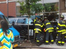 Tras rebasar a un camioneta de carga, el vehículo SUV golpeó a una camioneta aparcada y saltó hacia la acera. ESPECIAL /