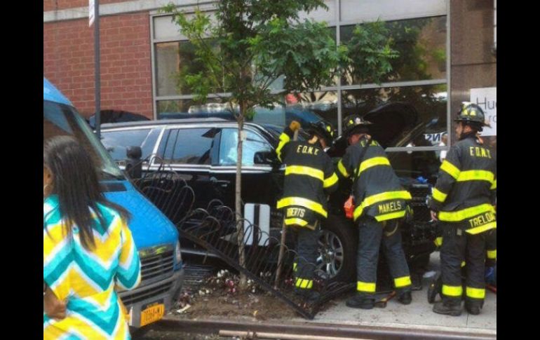 Tras rebasar a un camioneta de carga, el vehículo SUV golpeó a una camioneta aparcada y saltó hacia la acera. ESPECIAL /