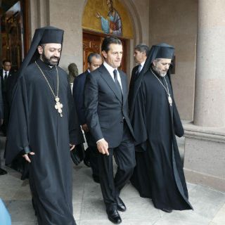 Peña Nieto realiza guardia de honor en funeral de Chedraoui