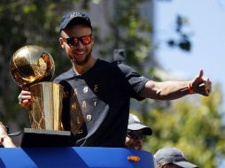 Desde las cuatro de la mañana, fanáticos comenzaron a apostarse en el recorrido del autobús del equipo. EFE / M. D. Davey