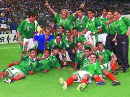 Jugadores de la Selección mexicana celebran con el trofeo de campeones en la edición de 1999 de la Copa Confederaciones. AFP / ARCHIVO