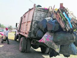Uno de los camiones de recolección colmado de residuos debido a que tardan días en pasar por la basura. EL INFORMADOR / S. Blanco